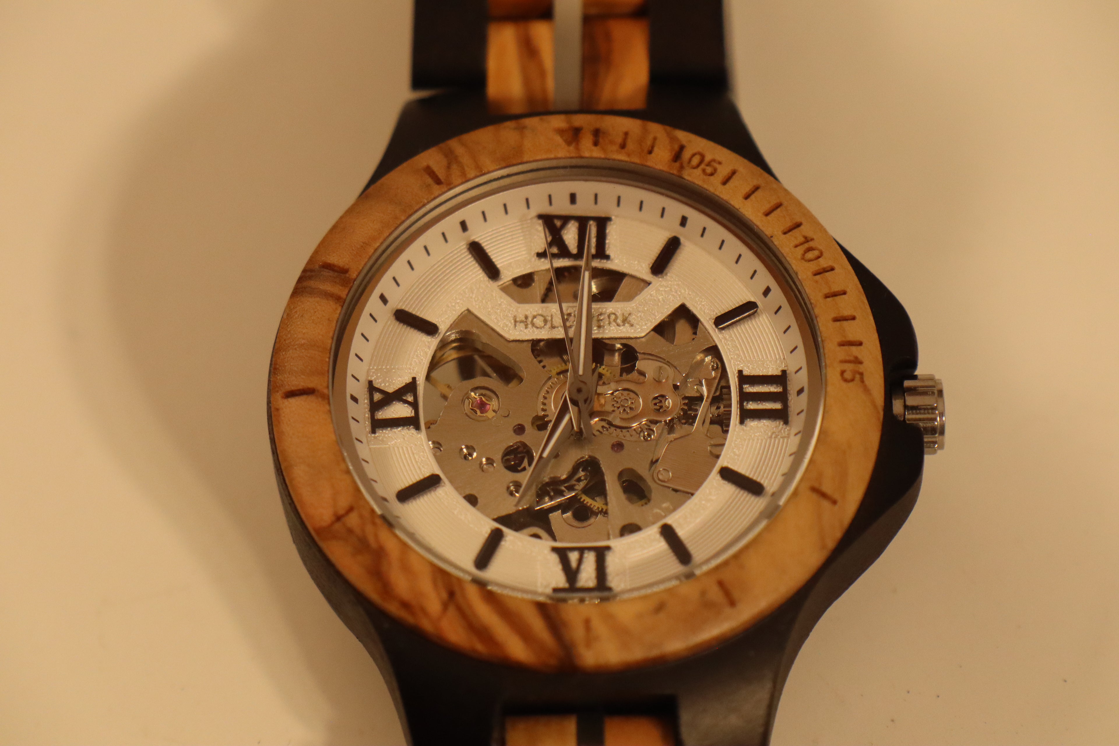 ساعة "أوليفيا نوتورنا"