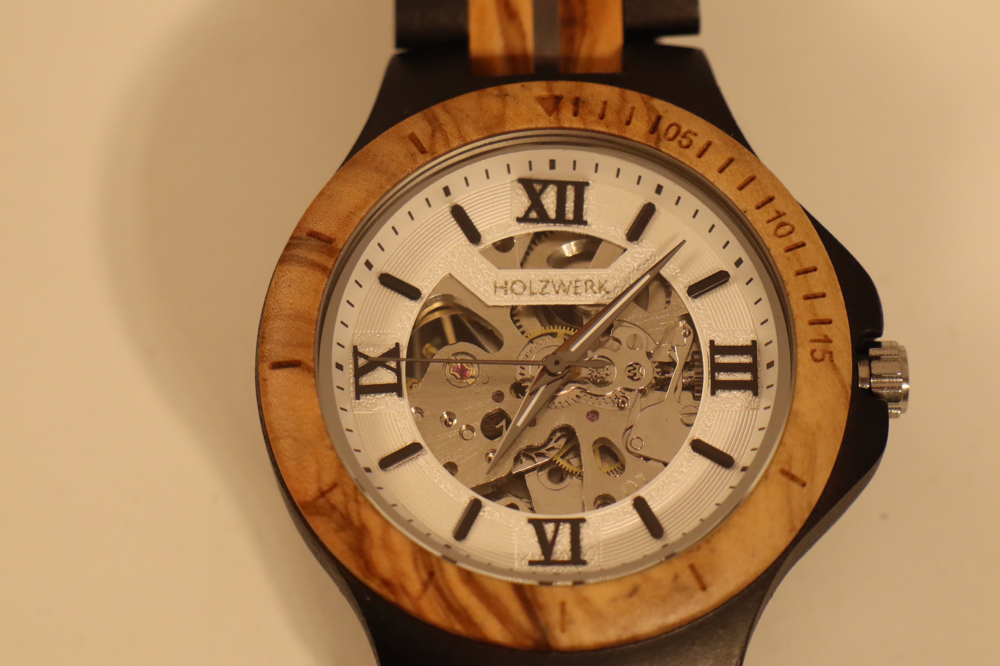 ساعة "أوليفيا نوتورنا"