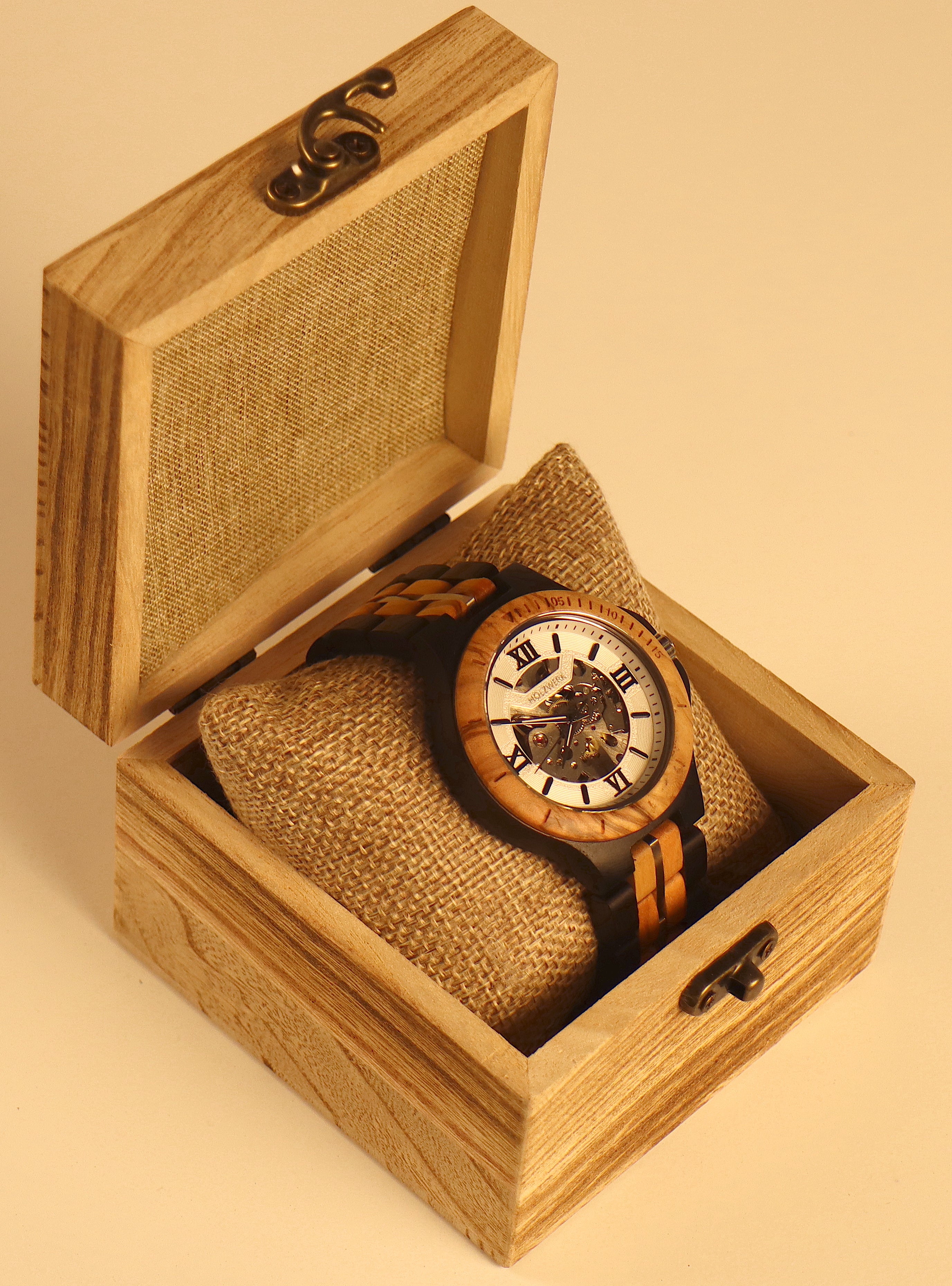 ساعة "أوليفيا نوتورنا"