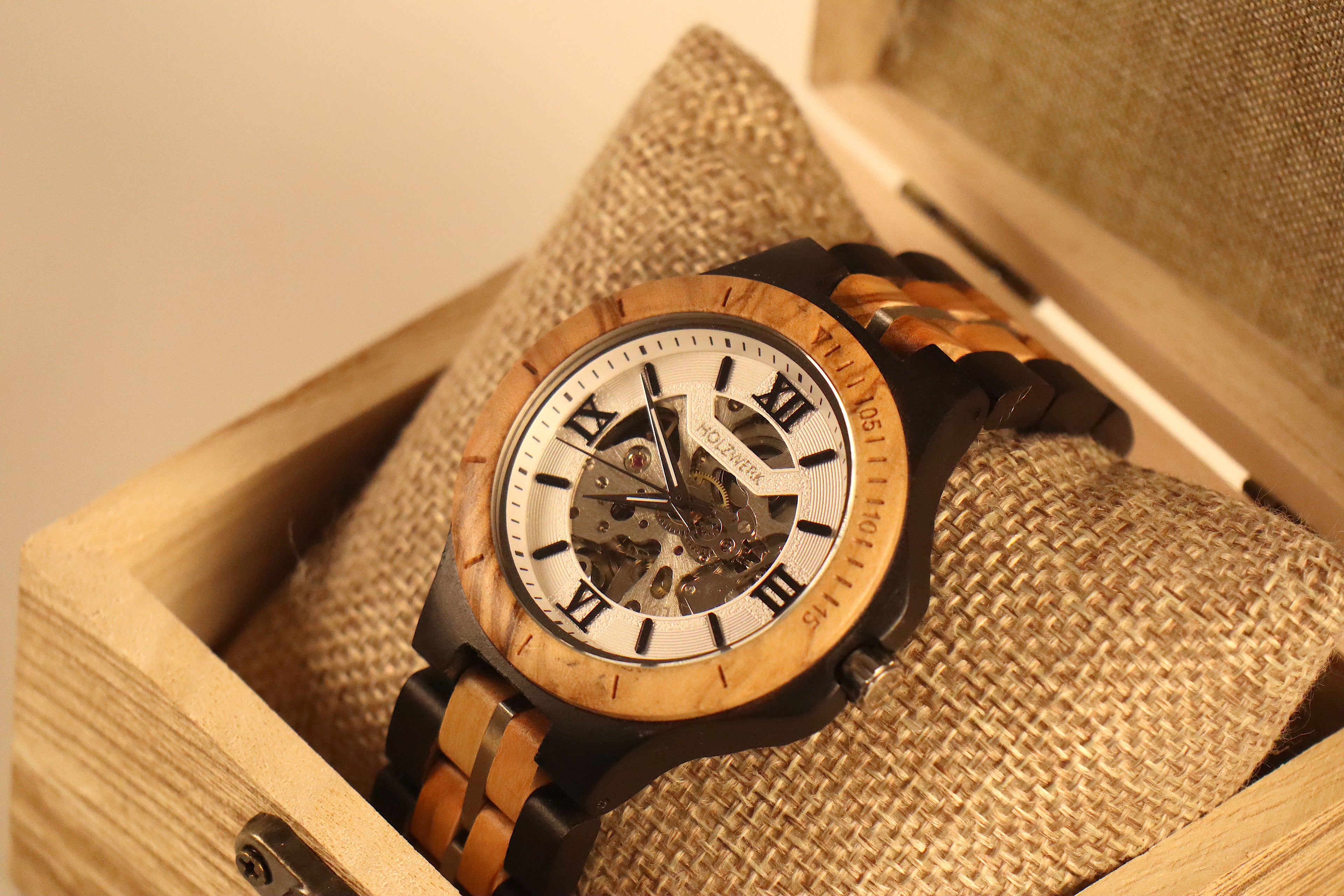 ساعة "أوليفيا نوتورنا"